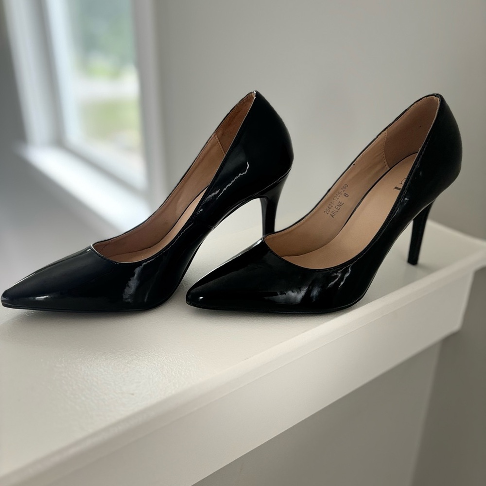 Black leather size 8 pumps
